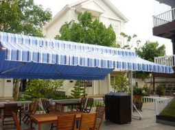 Mái hiên được lắp đặt dưới sân tạo khoảng không gian râm mát
