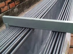 Mái xếp hồ bơi đang được thi công và lắp đặt