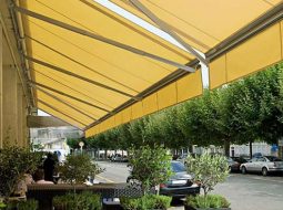 Hệ thống mái hiên di động được thiết lập để bảo vệ cây cảnh trong hoạt động kinh doanh