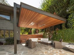 Không gian của gia đình gần gũi với thiên nhiên khi được lắp đặt và sử dụng mái hiên di động