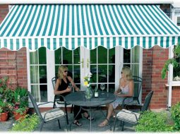 Mái hiên di động được thiết kế vừa tầm với ngôi nhà tôn lên vẻ sang trọng cho ngôi nhà