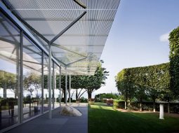 Thiết kế mái hiên di động ở những nơi có diện tích rộng và ít cây cối để tránh va chạm