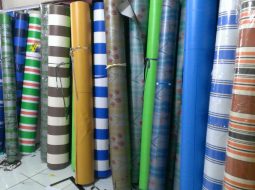 Mái hiên di động sau khi được thiết kế với bạt đỏ sọc trắng mang đến một thiết kế tinh tế độc đáo