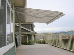 Mái hiên sân thượng được thiết kế đơn giản nhưng vẫn làm toát lên vẻ đẹp tinh tế và sang trọng