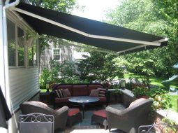 Sự kết hợp của mái hiên di động và sự phá cách trong thiết kế tạo nên một điểm nhấn cho quán của các bạn