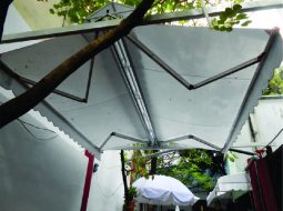 Thiết kế mái hiên di động tạo “Ốc đảo” riêng cho mình