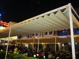 Với thiết kế lượn sóng, mái che nhà xe là sản phẩm mà các chủ cơ sở kinh doanh luôn tin tưởng và sử dụng