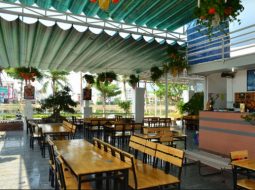 Các nhà hàng cũng như quán ăn yêu thích sử dụng loại hình mái xếp di động này