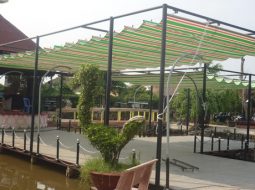 Quán ăn sân vườn được thi công và thiết kế mái xếp di động