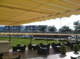 Mái hiên di động công nghệ mới đang được nhiều người ưa chuộng