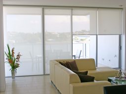 Màn sáo che nắng bằng vải phủ nhựa được nhiều người lựa chọn