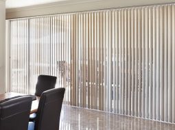 Việc làm sạch màn sáo che nắng giúp bảo vệ sức khỏe và duy trì vẻ đẹp